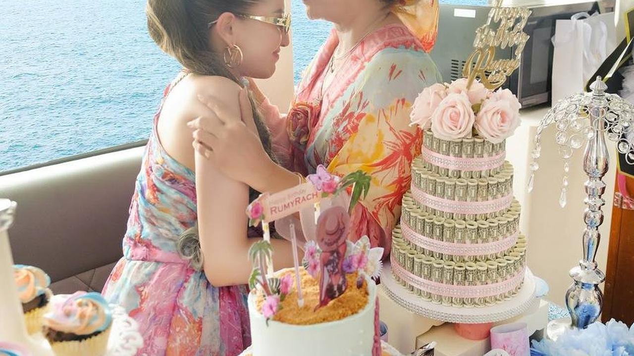 Potret kebersamaan Rumy dengan seorang wanita yang memeluknya dengan hangat, diperkirakan sebagai ibu Rumy.<br>