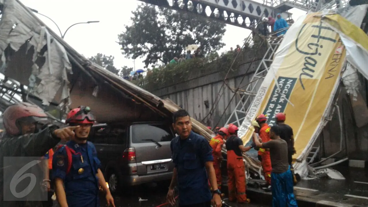 20160924 Hujan Deras, JPO Pasar Minggu Rubuh