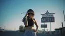 <p>Lagi, Luna Maya terlihat berpose di sebuah palang motel, mengenakan crop top hitam dengan celana jeans, dan sunglasses. Tampilan kasual yang sederhana, namun juga menyenangkan untuk dilihat. Foto: Instagram.</p>