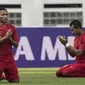 Gelandang Timnas Indonesia, Evan Dimas, berdoa sebelum melawan Mauritius pada laga uji coba di Stadion Wibawa Mukti, Jawa Barat, Selasa (11/9/2018). Indonesia menang 1-0 atas Mauritius. (Bola.com/Vitalis Yogi Trisna)