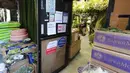 Seorang pria bekerja di sebuah toko perlengkapan berkebun di Manhattan, New York, Amerika Serikat, Senin (8/6/2020). Usai menjalani karantina wilayah (lockdown) selama hampir tiga bulan, New York City memasuki fase pertama pembukaan kembali pada 8 Juni 2020. (Xinhua/Wang Ying)