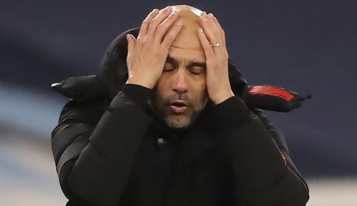 Pelatih Manchester City, Pep Guardiola, tampak kecewa usai timnya ditahan imbang West Brom pada laga lanjutan Liga Inggris di Etihad Stadium, Rabu (16/12/2020). Manchester City imbang melawan West Brom. (AFP/ Martin Rickett/pool)