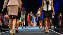Sejumlah peserta berjalan di catwalk saat mengikuti audisi cheerleaders Los Angeles Rams di Los Angeles, California (17/4). Sekitar 500 wanita seksi dan cantik bersaing untuk menjadi cheerleaders tim football Los Angeles Rams. (AFP PHOTO/Mark Ralston)
