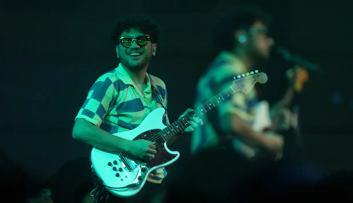 Kunto Aji di konser "Menawar Racun" di Jakarta, Kamis (22/8/2024). [Foto: Adrian Putra/Fimela]