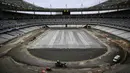 Foto yang diambil pada 8 Februari 2024 ini menunjukkan aktivitas para pekerja mempersiapkan Stade de France menyambut Olimpiade 2024 di Saint-Denis, Paris (Miguel MEDINA/AFP)