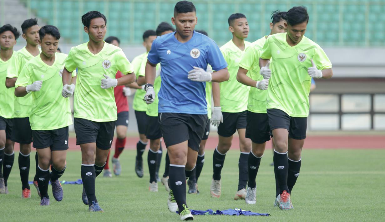 Pemain Timnas Indonesia U-16 melakukan pemanasan saat pemusatan latihan di Stadion Patriot Candrabhaga, Bekasi, Senin (6/7/2020). Timnas Indonesia U-16 terus menggelar persiapan sebelum berkiprah di Piala AFC U-16 2020. (Dokumentasi PSSI)