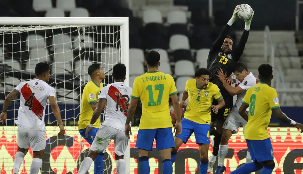 Kiper Brasil, Ederson menangkap bola saat bertanding melawan Peru pada pertandingan semifinal Copa America di stadion Nilton Santos di Rio de Janeiro, Brasil, Selasa (6/7/2021). Brasil menang tipis atas Peru 1-0. (AP Photo/Bruna Prado)