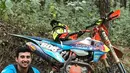 Ali Syakieb mengaku jika hobinya tersebut merupakan salah satu olahraga mahal. Apalagi olahraga motocross memerlukan tempat khusus. Tampil keren, begini penampilan Ali saat sedang istirahat di track hutan.(Liputan6.com/IG/@alisyakieb)