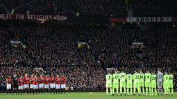 Pemain Manchester United dan Liverpool mengheningkan cipta mengenang wafatnya tokoh sepak bola Inggris, Graham Taylor, sebelum laga Liga Inggris di Stadion Old Trafford, Inggris, Minggu (15/1/2017). (AFP/Oli Scarff)