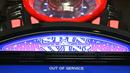 Mesin slot dalam kasino hotel Planet Hollywood menunjukkan pesan 'out of service’ atau 'tidak berfungsi' setelah perintah penutupan kasino akibat virus corona COVID-19 di Las Vegas, Amerika Serikat, Rabu (18/3/2020). Tempat perjudian di Las Vegas ditutup 30 hari ke depan. (AP Photo/David Becker)
