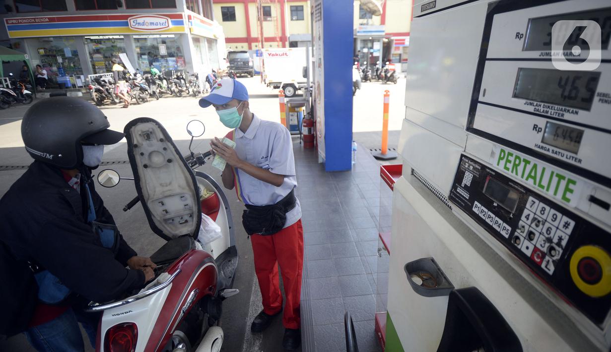 Petugas SPBU mengisi bahan bakar jenis pertalite kepada pengguna sepeda motor di Pamulang, Tangerang Seatan, Banten, Senin (21/9/2020). Pertamina memberi diskon harga BBM jenis pertalite menjadi setara premium khusus bagi pengguna sepeda motor, angkot, taksi, dan bajaj. (merdeka.com/Dwi Narwoko)