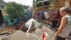 Sejumlah warga melihat saat alat berat membersihkan puing longsoran di Perumahan Pesona Kalisari, Pasar Rebo, Jakarta, Selasa (27/11). Intensitas hujan yang tinggi mengakibatkan sebidang tanah di wilayah tersebut longsor. (Liputan6.com/Herman Zakharia)