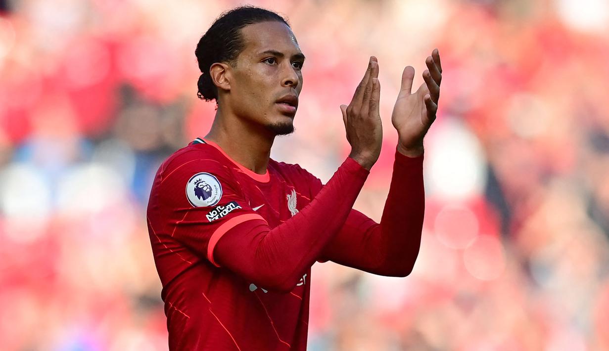 Virgil van Dijk menjadi transfer terbaik musim dingin Liverpool sejauh ini. Didatangkan dari Southampton dengan harga 76,19 juta euro, Van Dijk mampu menjadi benteng kokoh di lini belakang The Reds. Ia juga turut andil dalam gelar Liga Inggris pertama Liverpool pada musim 2019/2020. (AFP/Paul Ellis)