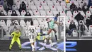 Penyerang Udinese, Beto menyundul bola saat bertanding melawan Juventus pada pertandingan lanjutan Liga Serie A Italia di Allianz Stadium di Turin, Minggu (16/1/2022). Juventus menang atas Udinese 2-2. (Fabio Ferrari/LaPresse via AP)