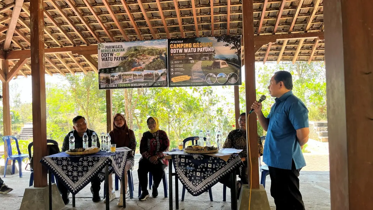 Direktur Penataan Daerah, Otonomi Khusus, dan Dewan Pertimbangan Otonomi Daerah Kemendagri, Sumule Tumbo berdialog di tempat wisata Watu Payung yang pengembangannya dibantu dana keistimewaan Yogyakarta (Istimewa)