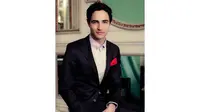 Zac Posen berani melebarkan langkahnya dengan menjadi desainer perhiasan dan meluncurkan label beserta rangkaian perhiasan miliknya.