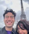 Vidi Aldiano dan Sheila Dara di depan Menara Eiffel. [Foto: Instagram/vidialdiano]