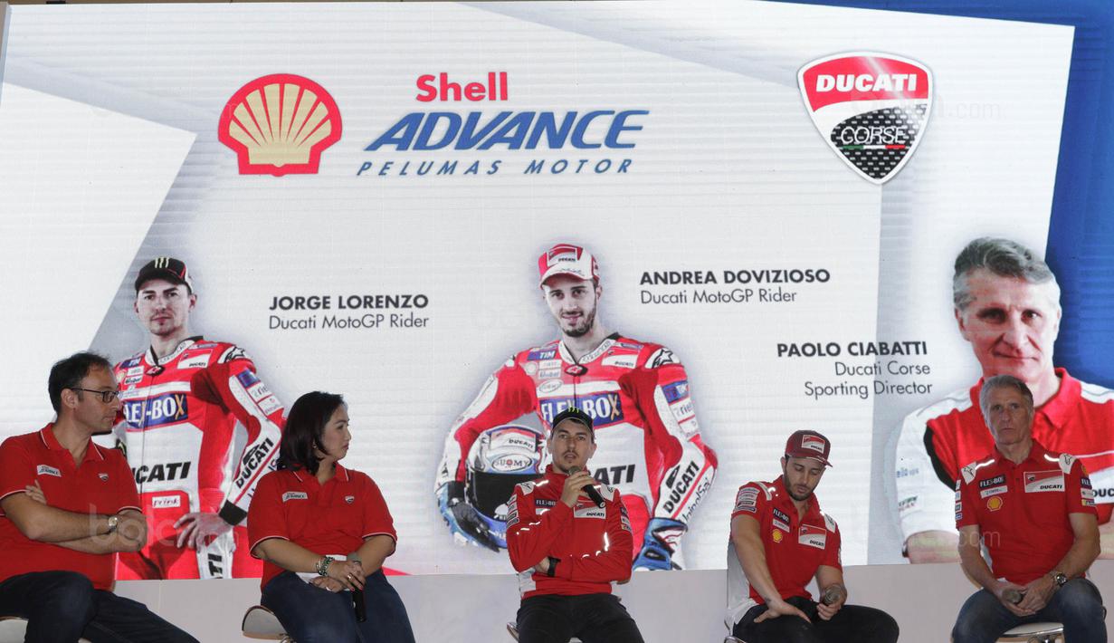 Pebalap Ducati, Jorge Lorenzo (tengah), memberikan keterangan saat jumpa pers di Hotel Sheraton, Jakarta, Kamis (1/2/2018). Acara bertajuk "Libas Tantanganmu" ini merupakan rangkaian kampanye dari Shell Advance. (Bola.com/M Iqbal Ichsan)
