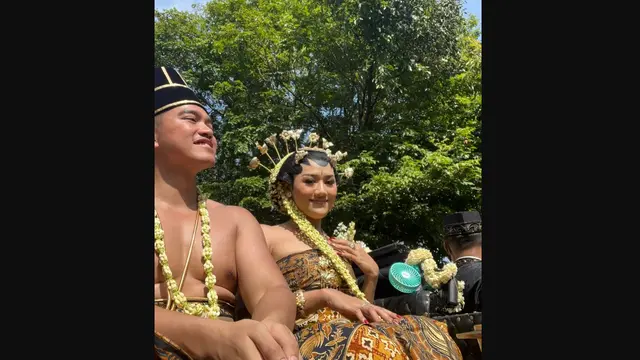 Pada hari ini, Minggu (11/12/2022), pasangan mempelai Kaesang Pangarep dan Erina Gudono menggelar upacara adat Ngunduh Mantu di Loji Gandrung Solo, Jawa Tengah.