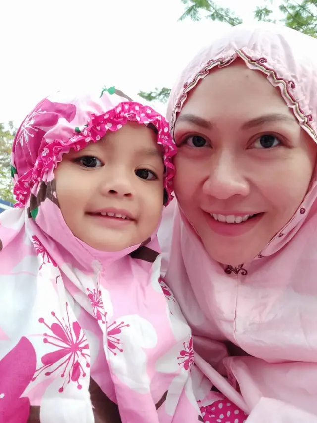 7 Potret Cindri Wahyuni Istri Almarhum Bani Seventeen saat Asuh Anak