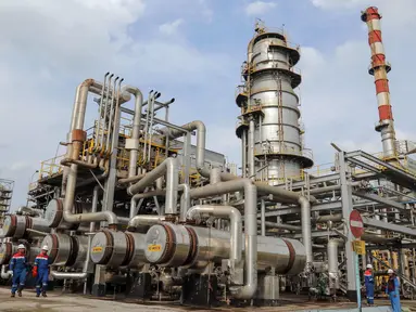 Pekerja beraktivitas di Kilang Pertamina Plaju, Palembang, Sumatra Selatan, Senin (26/5/2025). (Liputan6.com/Herman Zakharia)