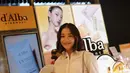 Ibu dua anak itu tampil simple dengan setelan semi formal kemeja putih lipat lengan dan celana jeans [@nikitawillyofficial94]