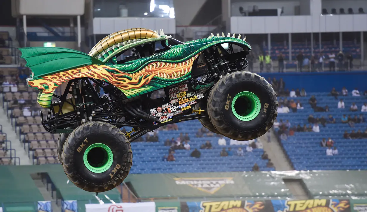 Truk monster saat melewati rintangan selama pertunjukan Monster Jam di Riyadh, Arab Saudi, Jumat (17/3). Selain atraksi truk monster, aksi-aksi menakjubkan lainnya diperlihatkan oleh para crosser. (AFP Photo/Fayez Nureldine)