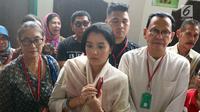 Aktris Marcella Zalianty (tengah) bersama Jajang C. Noer (kiri) dan aktor Roy Marten (kanan) saat menghadiri sidang kasus narkoba Tio Pakusadewo di PN Jakarta Selatan, Kamis (7/6). Sidang beragendakan pledoi. (Liputan6.com/Immanuel Antonius)