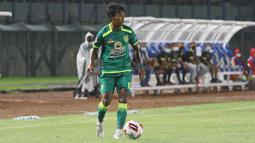 Muhammad Supriadi berhasil mencuri perhatian publik sepak bola kala dirinya bermain di Timnas Indonesia U-16. Supriadi merupakan pemain sayap yang memiliki kelebihan pada kecepatan larinya. Ketika BRI Liga 1 musim 2021/2022 bergulir, umurnya masih menginjak 19 tahun. (Foto: Bola.com/M. Iqbal Ichsan)