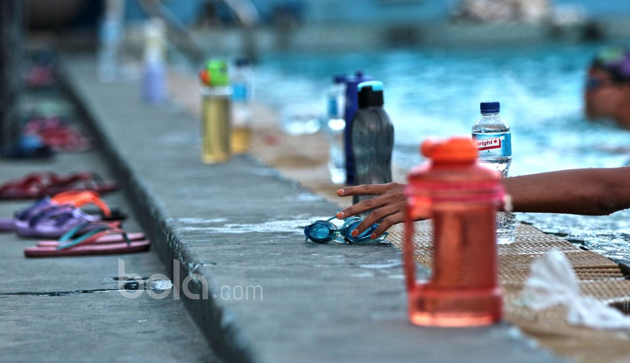 Perlengkapan dan peralatan atlet Polo Air Putri saat mengikuti seleksi Pelatnas Sea Games 2017 di Kolam Renang Simprug, Jakarta, Kamis (19/1/2017).  (Bola.com/Nicklas Hanoatubun)