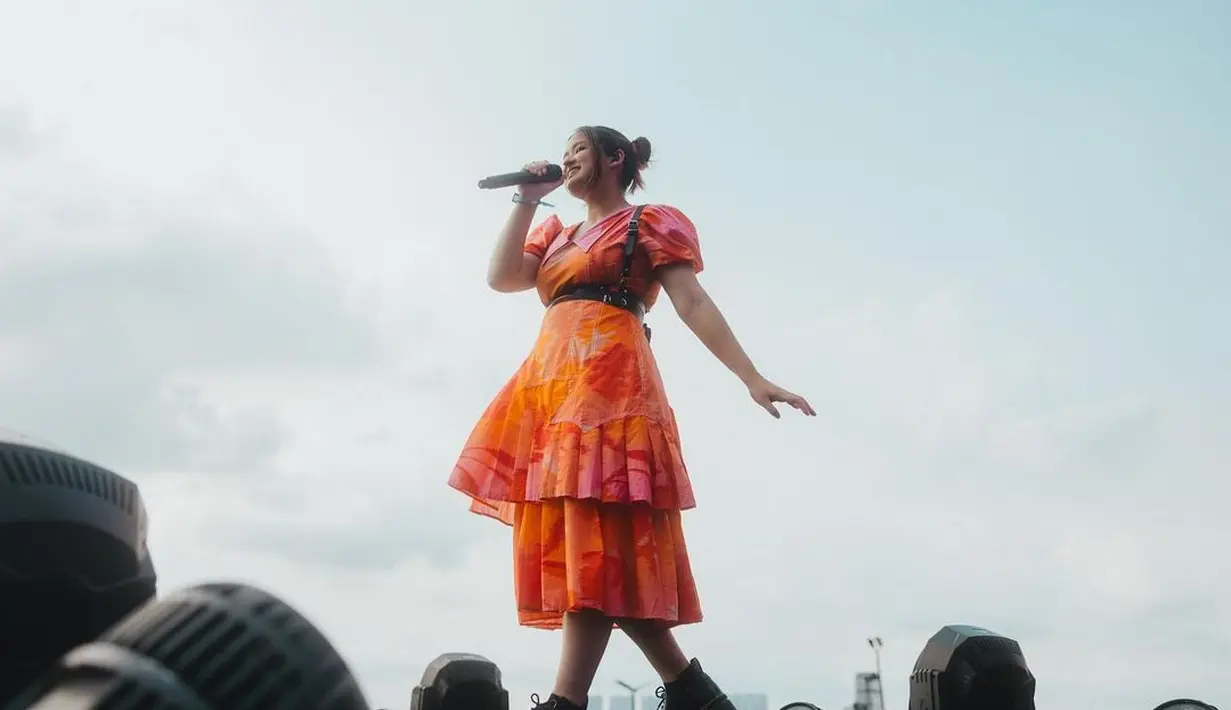 Dipadukan dengan boots kulit dan belt strap berwarna hitam untuk kesan rock and roll [instagram/hitcjakarta]