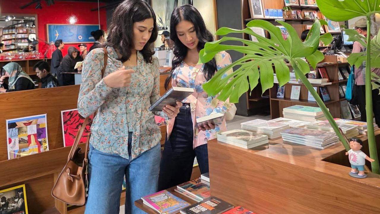 Potret Dian Sastro dan Happy Salma Jalani Book Date Berdua, Kenakan Kebaya dan Dihadiahi Puisi