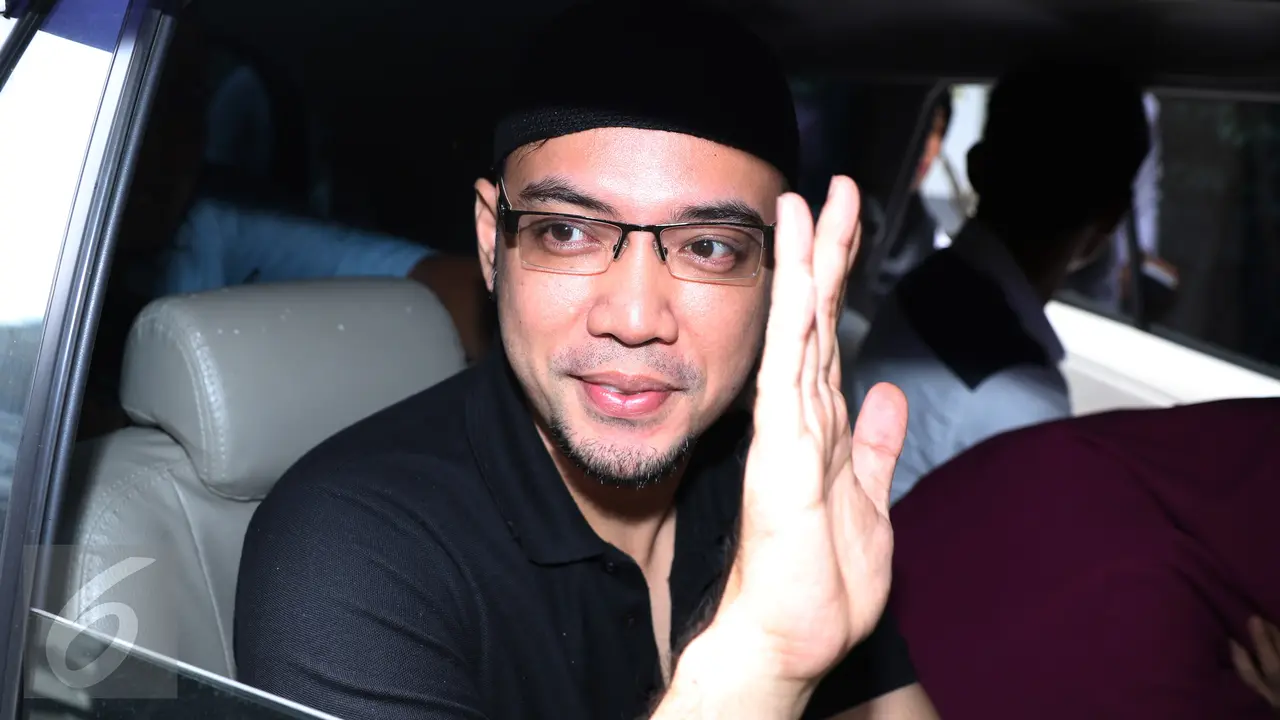 20151207-Sandy Tumiwa Digiring ke Kejaksaan Tinggi -Jakarta