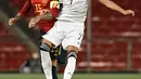 Bek Spanyol Sergio Ramos berebut bola udara dengan  gelandang Jerman Julian Draxler pada pertandingan UEFA Nations League di Stuttgart, Jerman (3/9/2020). Jerman bermain imbang 1-1 atas Spanyol. (AFP Photo/Thomas Kienzle)