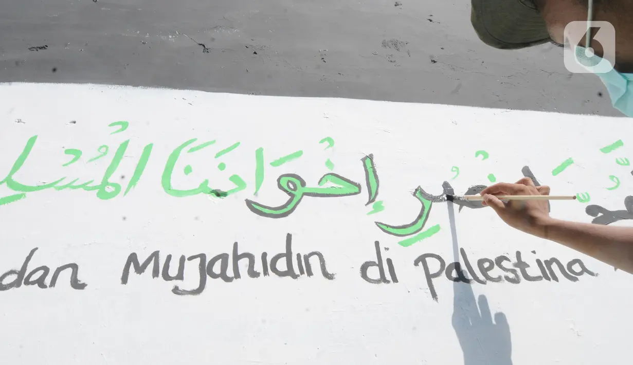 Remaja membuat mural bertema solidaritas untuk Palestina di Gang Jambu, Kedaung, Depok, Jawa Barat, Selasa (18/5/2021). Remaja Majelis Al Muntaqilin membuat mural tersebut sebagai solidaritas serta doa bagi umat muslim Palestina dan Masjid Al Aqsa atas serangan Israel. (merdeka.com/Arie Basuki)
