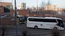 Kendaraan yang membawa staf diplomat AS yang diusir dari Rusia beserta keluarga mereka meninggalkan kantor kedutaan di Moskow, Kamis (5/4). Pengusiran itu sebagai kelanjutan dari diracunnya seorang mantan mata-mata Rusia di Inggris. (AP/Pavel Golovkin)