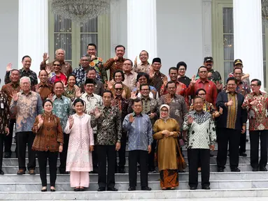 Presiden Joko Widodo bersama Ibu Iriana Joko Widodo dan Wapres Jusuf Kalla bersama Ibu Mufidah Jusuf Kalla foto bersama sejumlah Menteri Kabinet Kerja Periode 2014-2019 saat acara perpisahan di Istana Negara, Jakarta, Jumat (18/10/2019). (Istimewa)