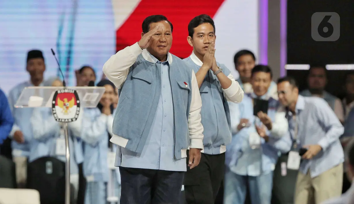 Calon Presiden dan Calon Wakil Presiden nomor urut 2 Prabowo Subianto (kiri) dan Gibran Rakabuming Raka saat tiba untuk mengikuti Debat Kelima Pilpres 2024 di Jakarta Convention Center (JCC), Jakarta, Minggu (4/2/2024). (Liputan6.com/Angga Yuniar)
