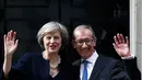 PM baru Inggris, Theresa May dan suaminya Philip berpose untuk media saat berada di 10 Downing Street, London, (13/7). Theresa May menggantikan David Cameron yang mengundurkan diri setelah Inggris keluar dari Uni Eropa. (REUTERS/Dominic Lipinski/Pool)