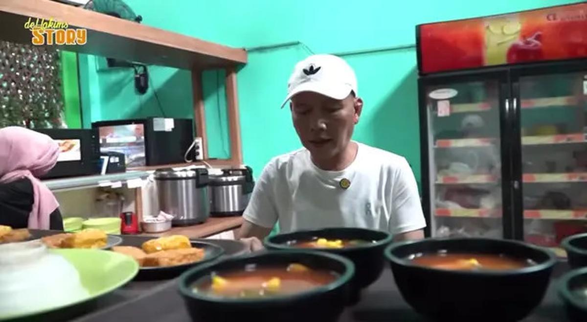 Intip Interior Warung Makan Ayah Ayu Ting Ting, Kental Nuansa Betawi