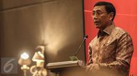 Menko Polhukam Wiranto memberikan sambutan pada kegiatan Outlok 2017 atau Refleksi Akhir Tahun yang diselenggarakan oleh DKPP di Jakarta, Rabu (14/12). Dalam kegiatan itu dilakukan proyeksi kinerja‎ DKPP tahun 2017. (Liputan6.com/Faizal Fanani)