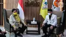 Ketum Partai Golkar Airlangga Hartanto berbincang dengan Presiden PKS, Ahmad Syaikhu di DPP Partai Golkar, Jakarta, Kamis (29/4/2021). Pertemuan dalam rangka silaturahmi kebangsaan serta perkenalan kepengurusan baru PKS di bawah kepemimpinan Presiden PKS Ahmad Syaikhu. (Liputan6.com/Johan Tallo)