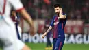 Pemain Barcelona, Lionel Messi bereaksi usai laga babak penyisihan Grup D Liga Champions melawan Olympiakos di Georgios Karaiskáki, Rabu (1/11). Meski tampil dominan, El Barca harus mengakhiri laga dengan hasil imbang tanpa gol. (ARIS MESSINIS / AFP)