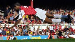 Striker Arsenal, Nwankwo Kanu mencetak gol lewat sundulan kepala ke gawang Leicester City pada laga Liga Inggris 2001/2002 di Highbury Stadium, London (25/8/2001). Nwankwo Kanu total membela 3 klub EPL di Liga Inggris selama 13,5 musim, yaitu Arsenal, West Bromwich Albion dan Portsmouth. Torehan 12 gol menjadi catatan terbaiknya pada musim 1999/2000 bersama Arsenal. (AFP/Odd Andersen)