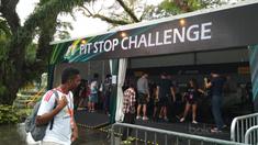 Sejumlah pengunjung mengikuti berbagai kegiatan di pit stop challenge pada ajang F1 GP Singapura, (17/9/2017). Kegiatan ini untuk menarik warga mengenal tentang F1. (Bola.com/Wirawan Kusuma)