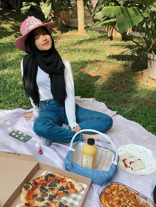 Kaos putih polos dan celana jeans adalah outfit yang tepat untuk picnic date. (instagram/shireeenz)