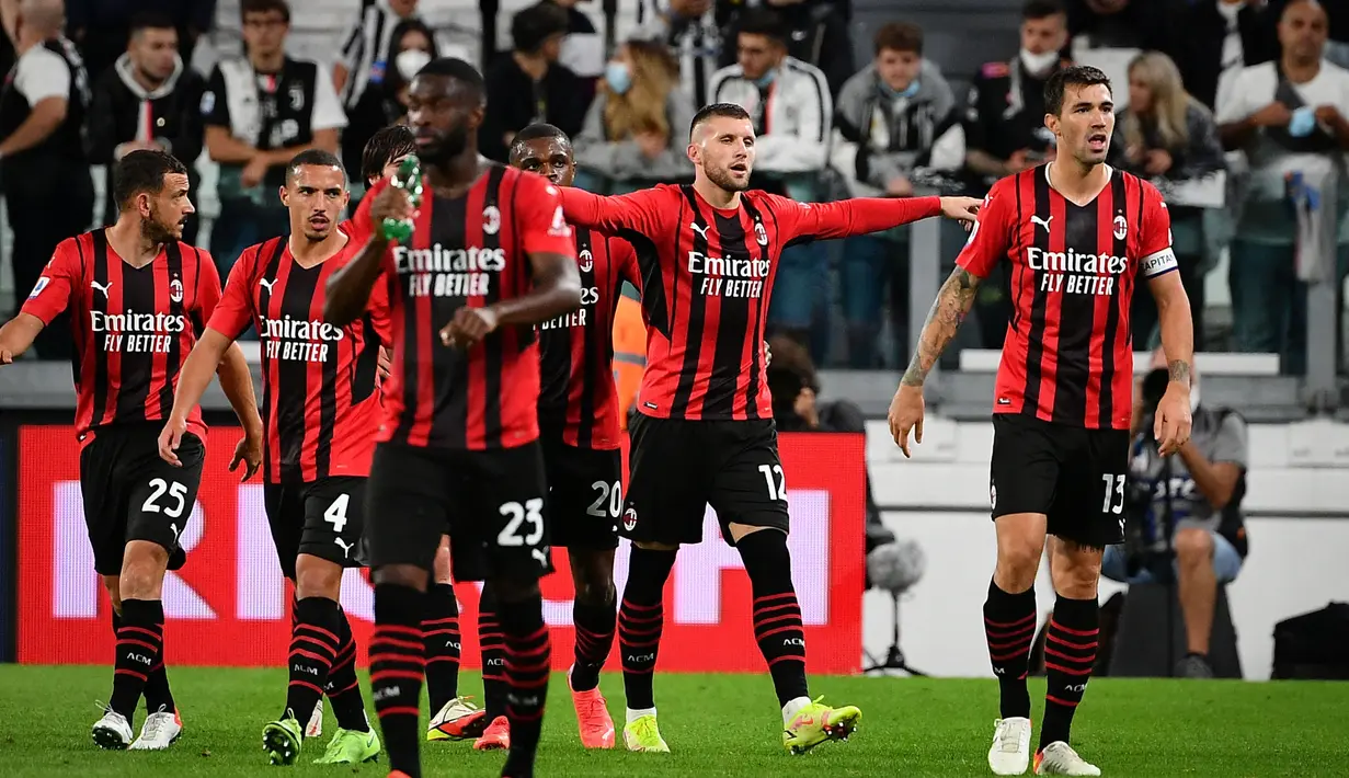 AC Milan memupuskan kemenangan tuan rumah, setelah Ante Rebic (kanan kedua) sukses membobol gawang Juventus. Rebic sukses mengkonversi umpan sepak pojok Sandro Tonali untuk menyamakan kedudukan menjadi satu sama dan bertahan hingga akhir laga. (AFP/Isabella Bonotto)