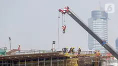 Pekerja menyelesaikan proyek pembangunan Light Rail Transit (LRT) Jabodebek di ruas Jalan Rasuna Said, Jakarta, Jumat (7/8/2020). Salah satu proyek PT Adhi Karya, LRT Jabodebek, ditargetkan selesai pada Juni 2022 di tengah pandemi COVID-19. (Liputan6.com/Fery Pradolo)