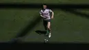 Gelandang Manchester City, Phil Foden membawa bola saat latihan di stadion Dragao di Porto, Portugal, Jumat (28/5/2021). Bagi City, kemenangan skuad Pep Guardiola dalam duel City vs Chelsea akan membuat mereka mencetak sejarah menjuarai Liga Champions untuk pertama kalinya. (Susana Vera/Pool via AP)