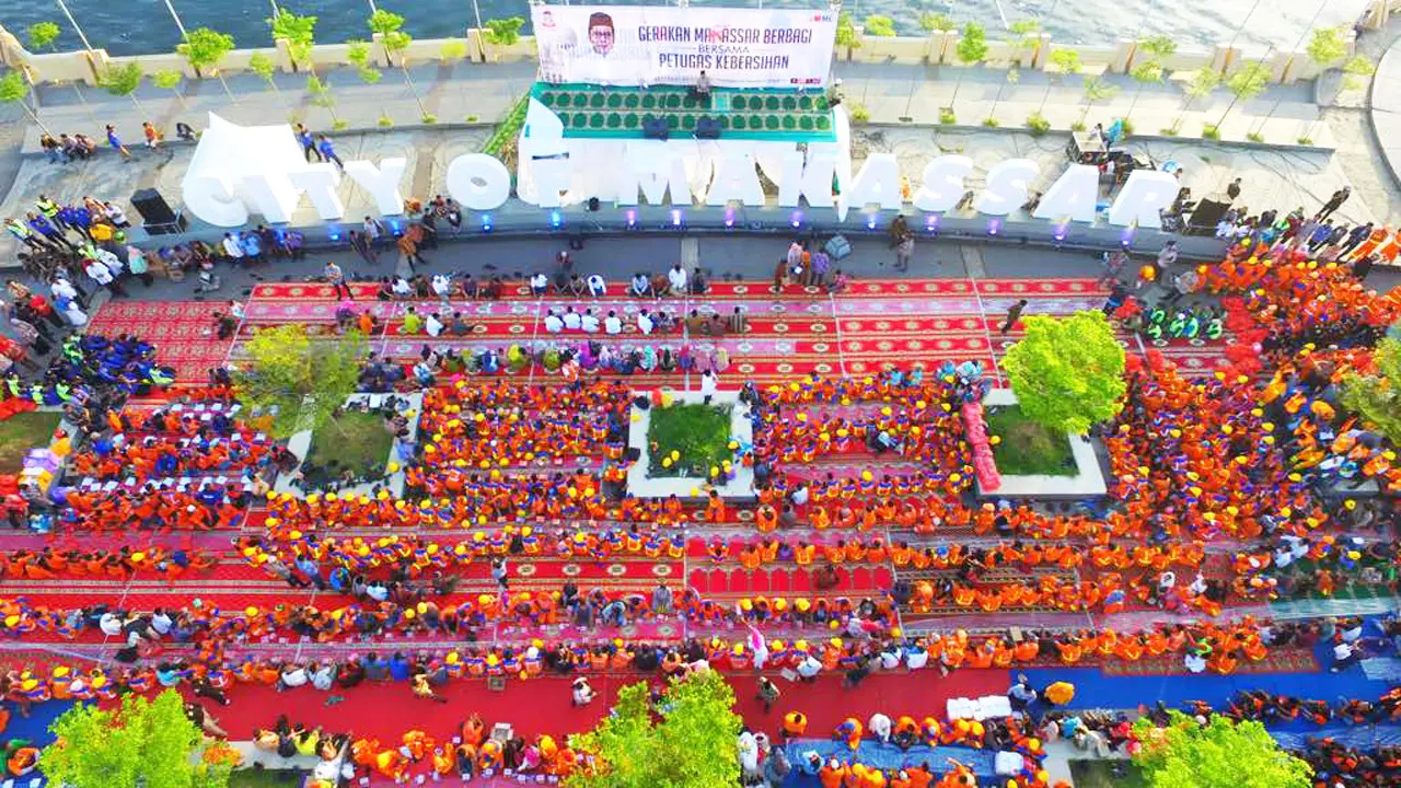 Sekitar 6.000 personel pasukan oranye atau garda terdepan penjaga kualitas lingkungan di Makassar, Sulawesi Selatan, mendapat bingkisan Lebaran. (Liputan6.com/Ahmad Yusran)